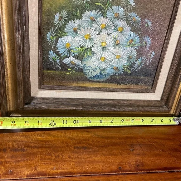 Original oil painting of daisies in a vase signed by the artist Nancy Lee